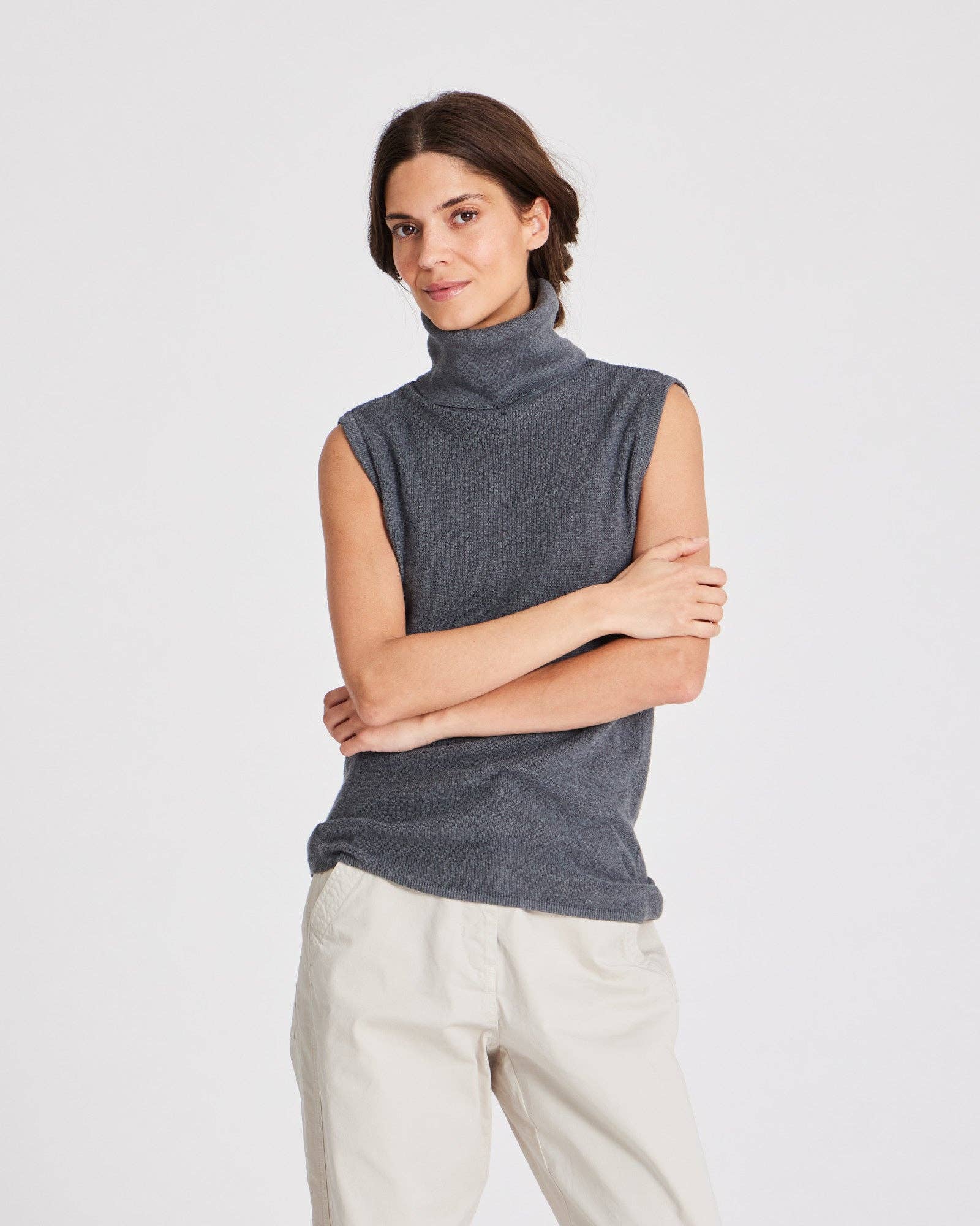 Top smanicato a collo alto in cotone biologico