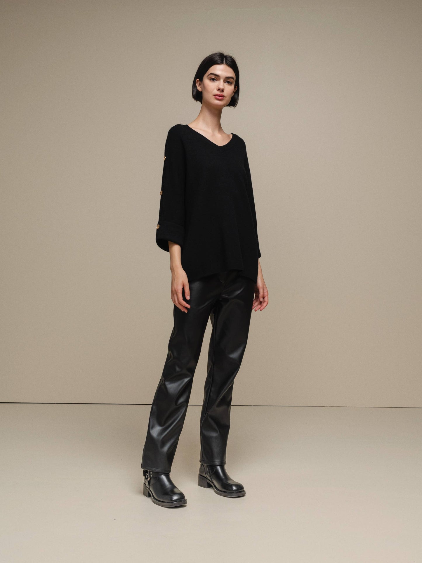 Maglione oversize con scollo a V e bottoni gioiello