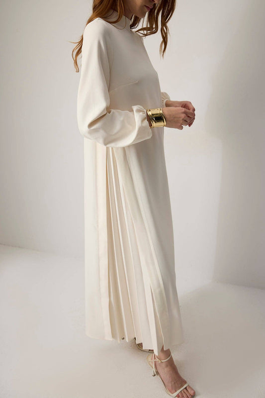 Abito lungo crema a collo alto con pannello laterale plissettato