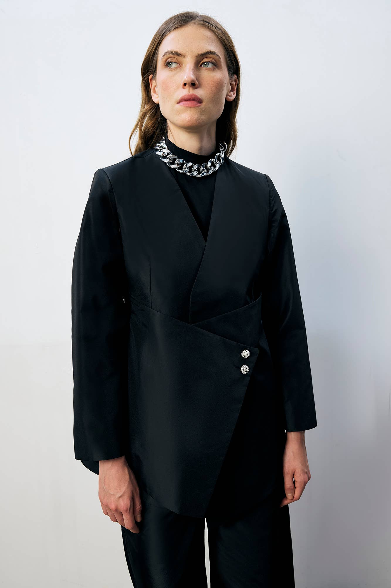 Completo donna nero con blazer asimmetrico e pantaloni a gamba larga