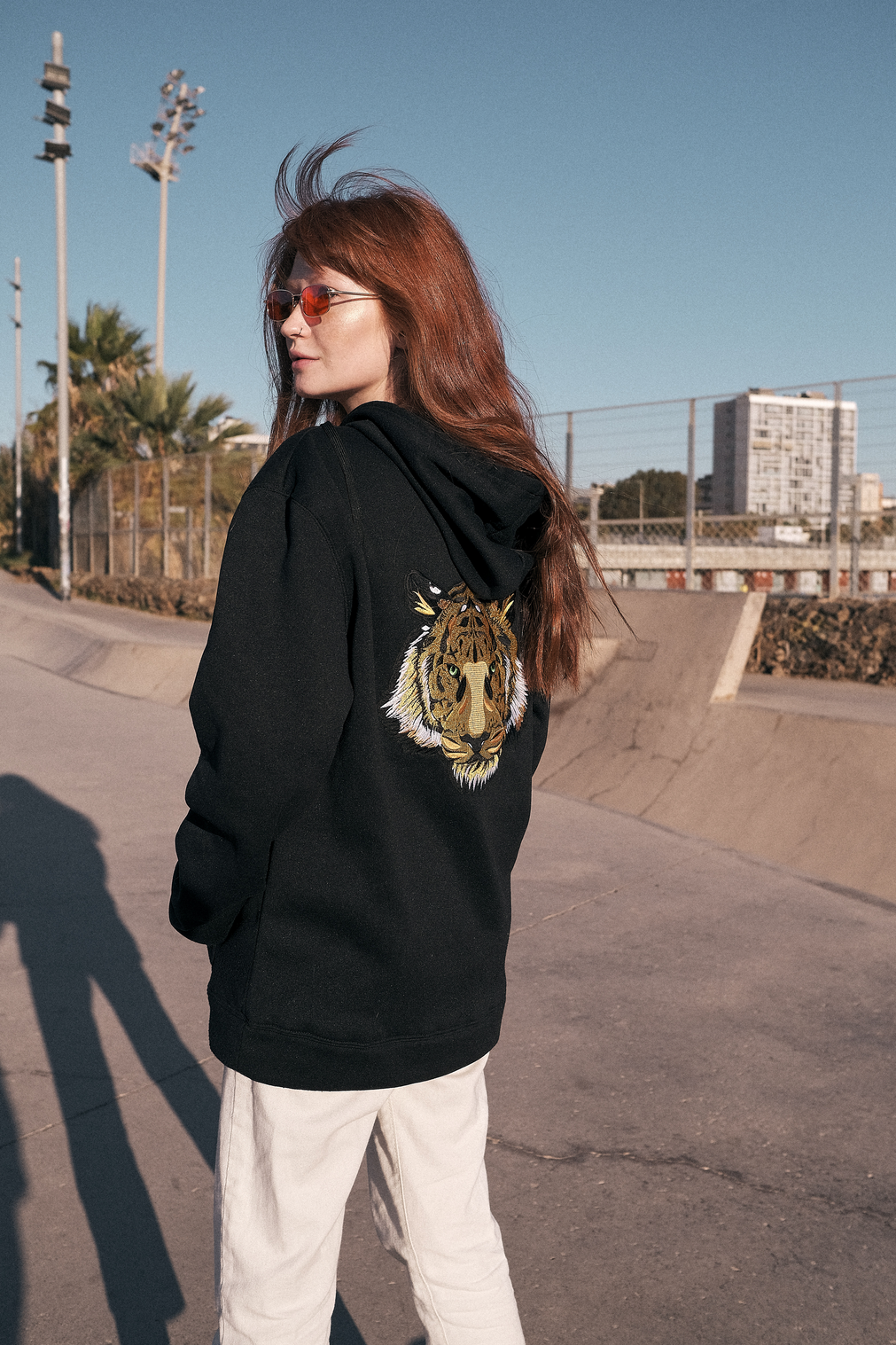 Felpa oversize nera unisex con cappuccio e ricamo tigre