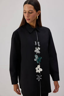 Camicia in popeline nera con applicazioni floreali