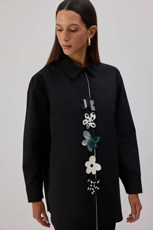 Camicia in popeline nera con applicazioni floreali
