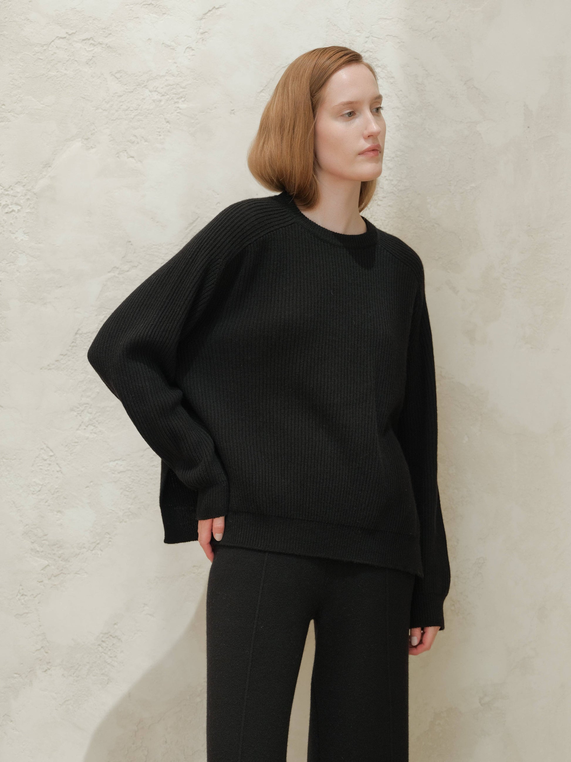 Maglione girocollo a coste con spacchi laterali in misto cashmere