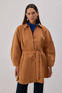 Trench corto con cintura