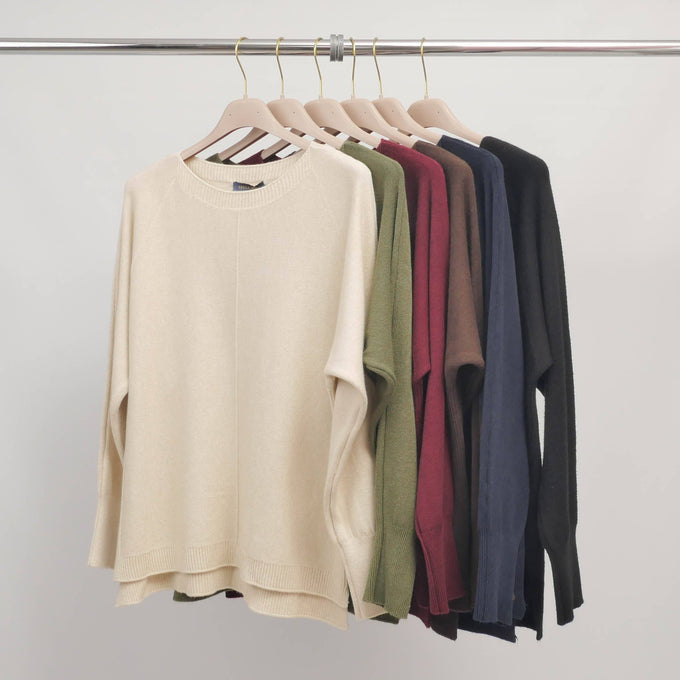 Maglione girocollo morbido con spacchi laterali