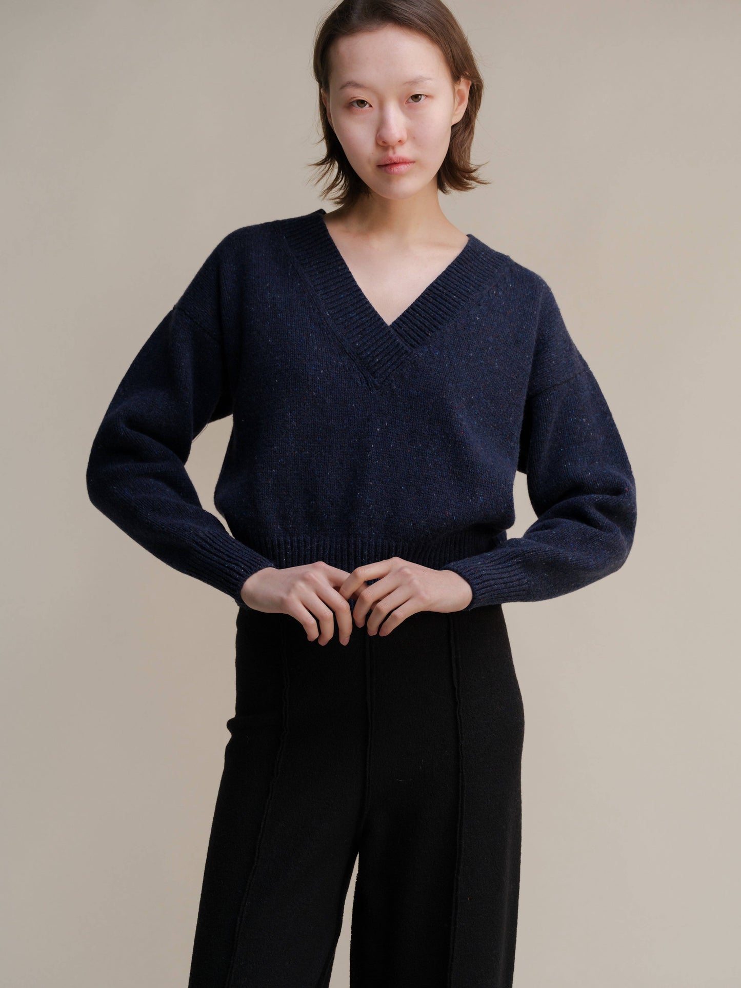 Maglione corto tweed con doppio scollo a V