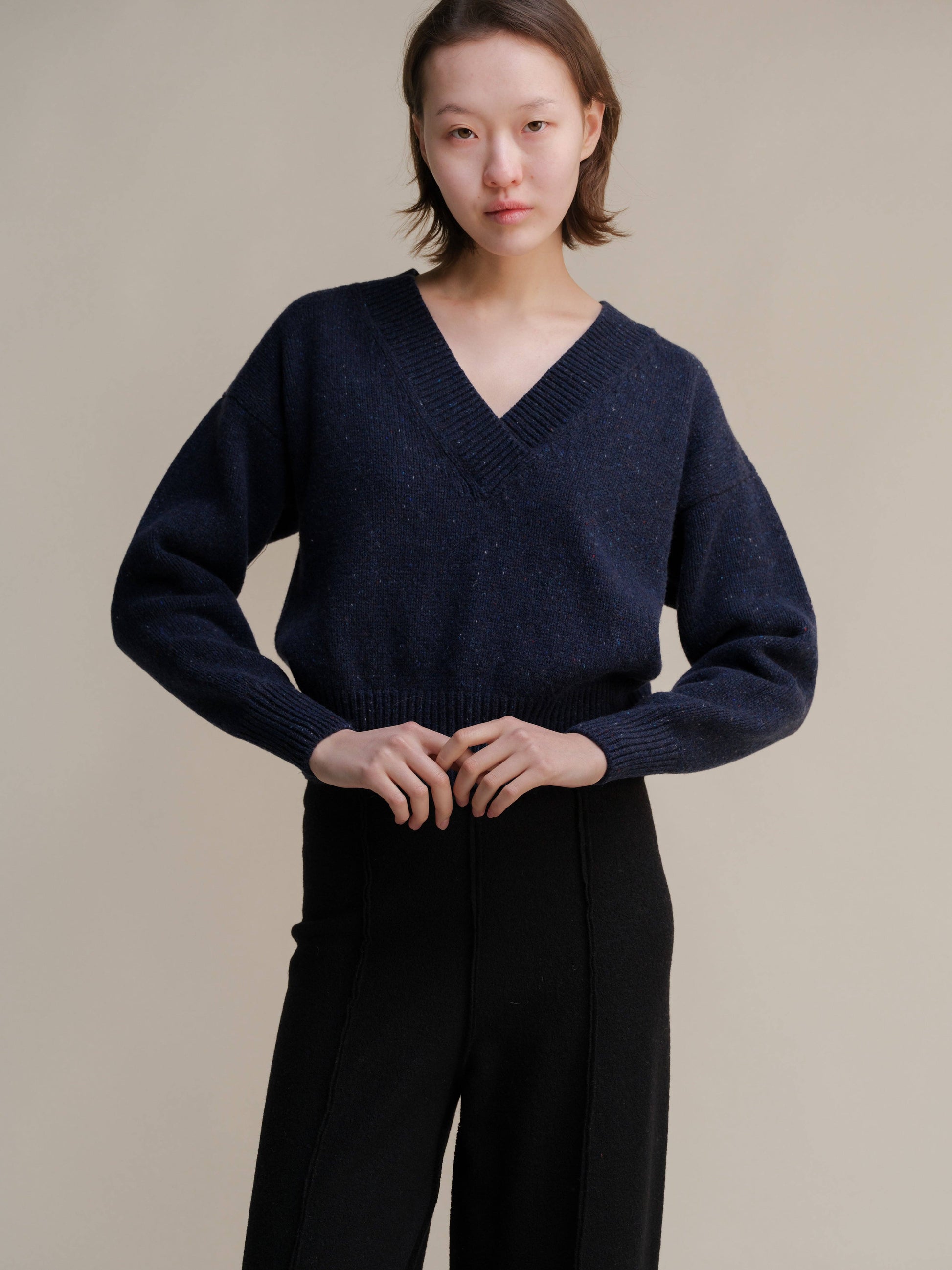 Maglione corto tweed con doppio scollo a V