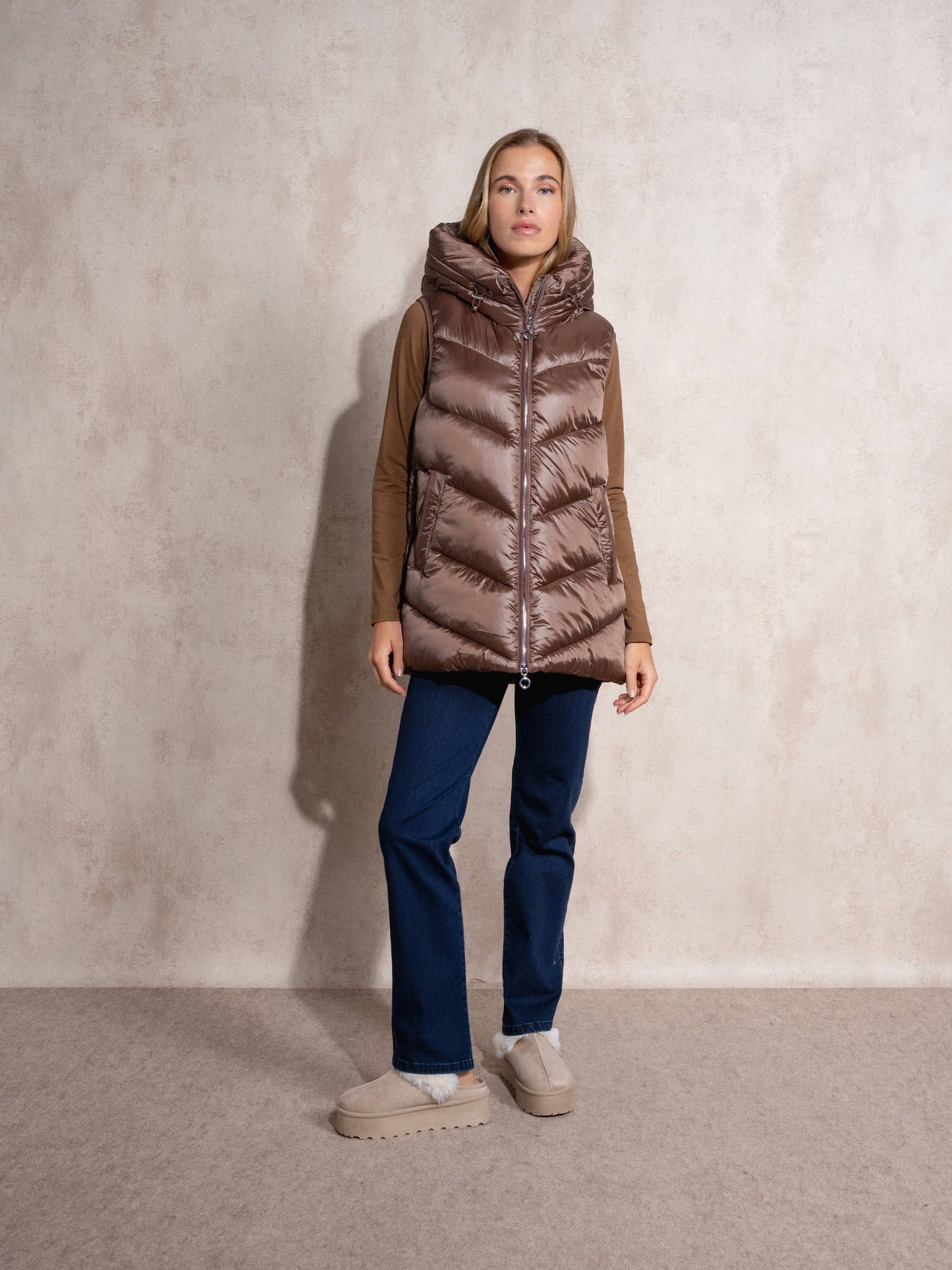 Gilet imbottito lungo con cappuccio da donna