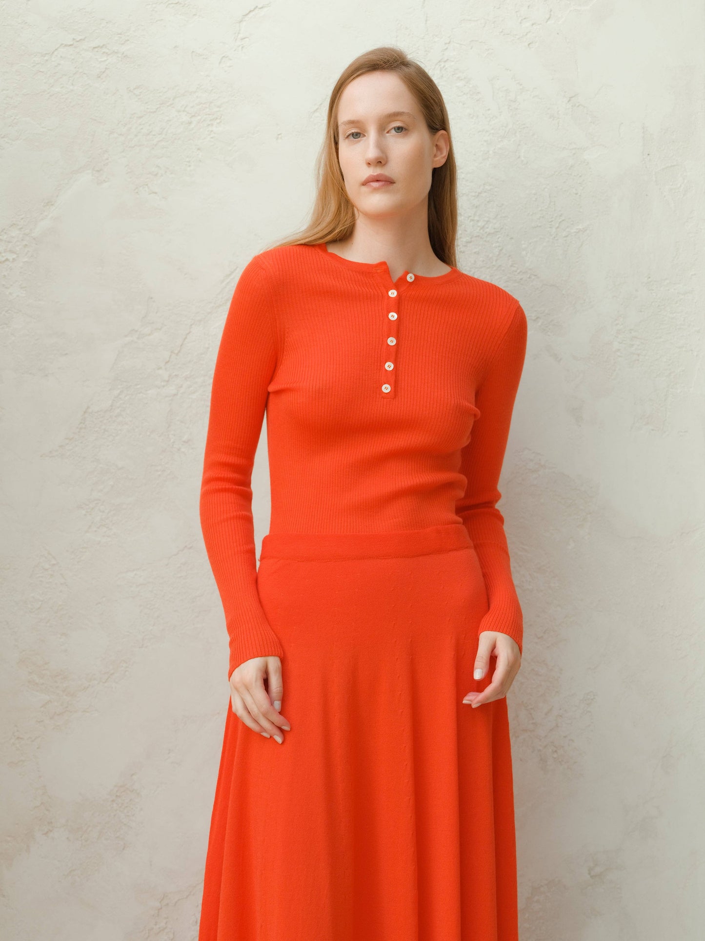 Maglione a costine in lana merino extra fine con bottoni
