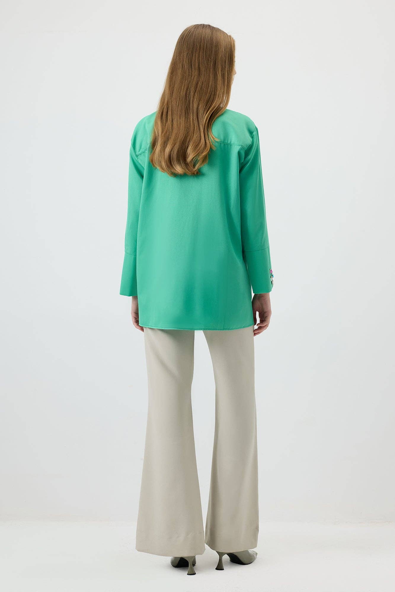 Camicia verde con dettagli gioiello