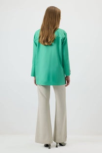Camicia verde con dettagli gioiello