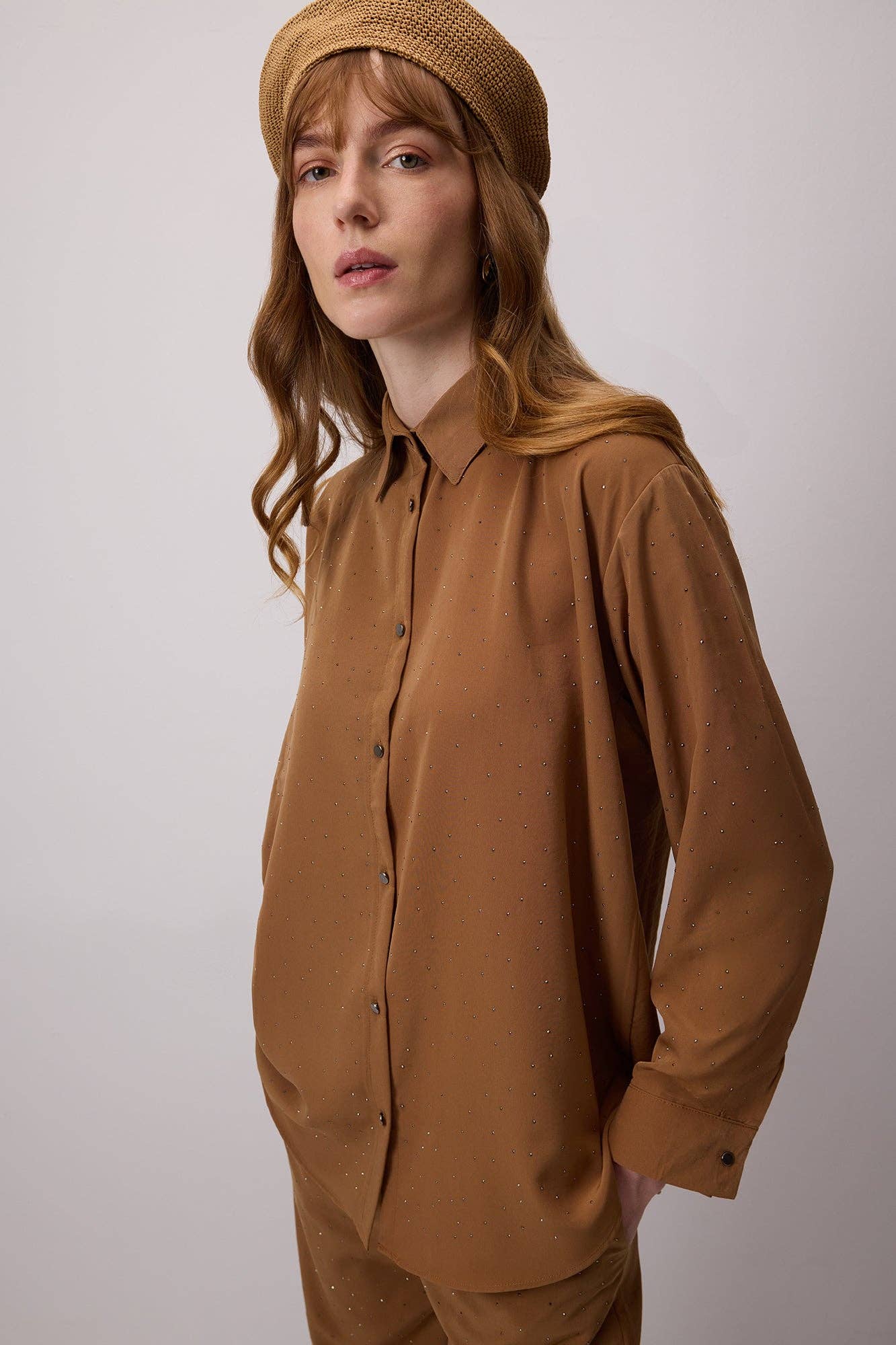 Completo Cupra camicia e pantaloni con micro strass cammello